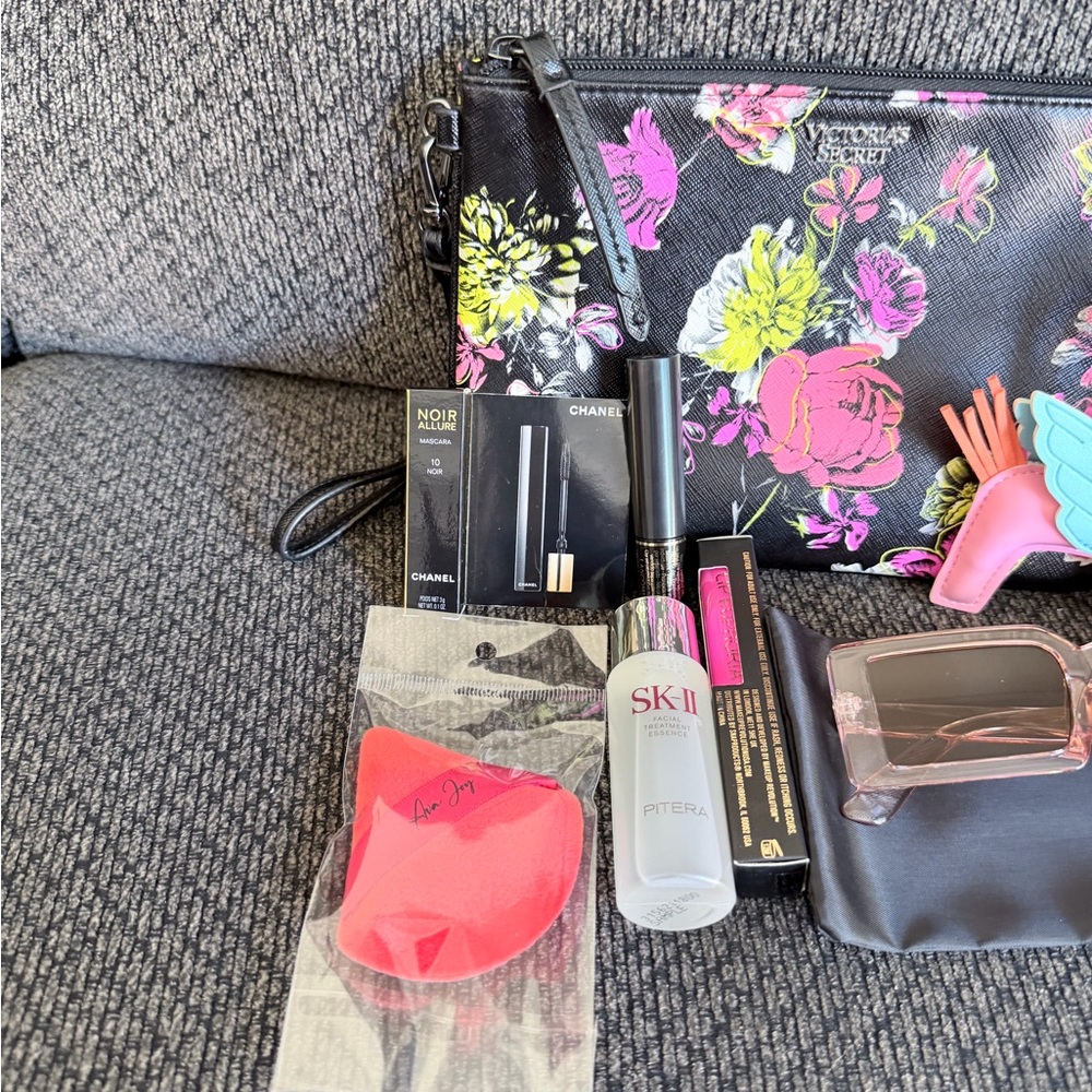 Bundle of 8 items - Victoria's Secret Floral Clutch & accessories - Picture 3 of 5